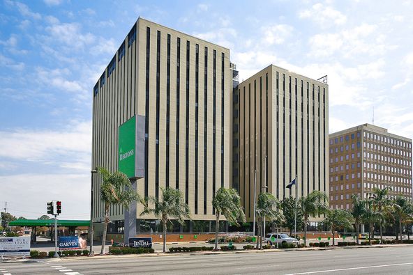 Regions Bank Building: 3525 North Causeway Boulevard, Metairie, LA 70002